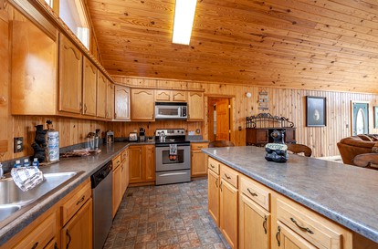 Stunning Pet-Friendly Cabin in Sevierville, Georgia, For Dreamy Escapes to Nature - Sevierville, Tennessee - glamping.directory