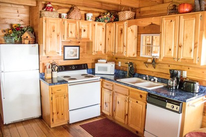 Romantic Escapes in Tennessee in this Lovely Cabin with Hot Tub in Gatlinburg - Gatlinburg, Tennessee - glamping.directory
