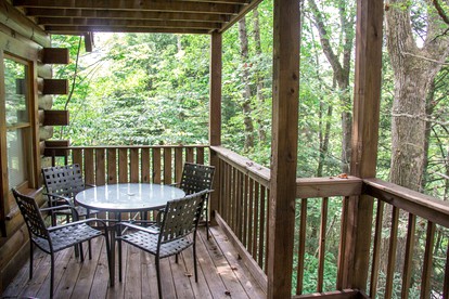 Romantic Escapes in Tennessee in this Lovely Cabin with Hot Tub in Gatlinburg - Gatlinburg, Tennessee - glamping.directory