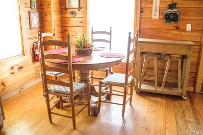 Romantic Escapes in Tennessee in this Lovely Cabin with Hot Tub in Gatlinburg - Gatlinburg, Tennessee - glamping.directory