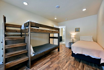Duplex Rental with Lake Views Great for Groups in Wisconsin - Hayward, Wisconsin - glamping.directory