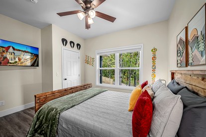 Modern Dog-Friendly Cabin with Spacious Porch and Fire Pit in Alabama - Fort Payne, Alabama - glamping.directory