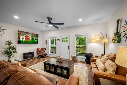 Modern Dog-Friendly Cabin with Spacious Porch and Fire Pit in Alabama - Fort Payne, Alabama - glamping.directory