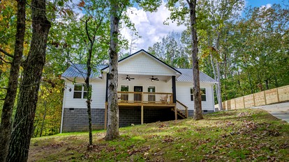 Modern Dog-Friendly Cabin with Spacious Porch and Fire Pit in Alabama - glamping.directory