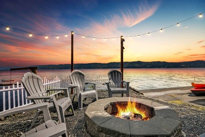 Gorgeous, Waterfront Beach Cottage on Oyster Bay with Easy Access to Olympic National Park - Hoodsport, Washington - glamping.directory