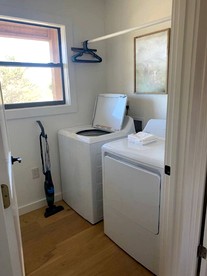 Beautiful Cabin with Deck and Hot Tub Overlooking Spring Creek in Texas - Fredericksburg, Texas - glamping.directory