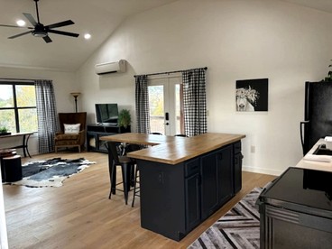 Beautiful Cabin with Deck and Hot Tub Overlooking Spring Creek in Texas - Fredericksburg, Texas - glamping.directory