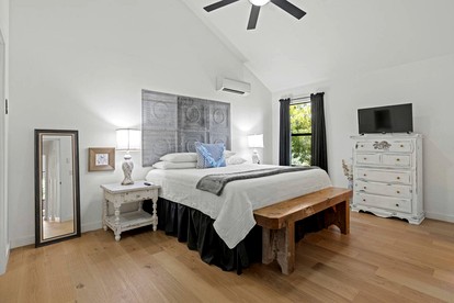 Beautiful Cabin with Deck and Hot Tub Overlooking Spring Creek in Texas - Fredericksburg, Texas - glamping.directory
