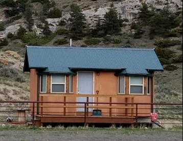 Splendid, Cozy Cabin Amid the Mountains near Cody, Wyoming - glamping.directory