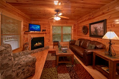 Inviting Cabin in Gatlinburg for a Peaceful Tennessee Vacation - Gatlinburg, Tennessee - glamping.directory