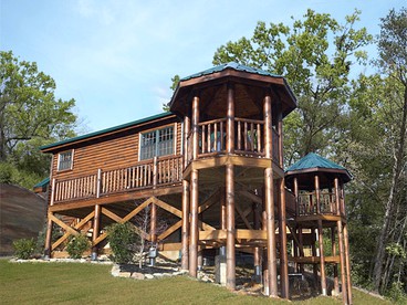 Inviting Cabin in Gatlinburg for a Peaceful Tennessee Vacation - Gatlinburg, Tennessee - glamping.directory