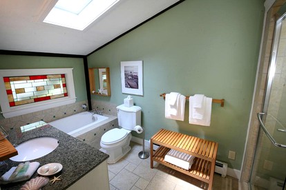 Luxurious Getaway with Jacuzzi Bathtub near Portsmouth on the Maine Coast - York, Maine - glamping.directory