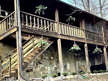 Breathtaking Cabin with Barbecue, Fireplace and Hot-tub in Sevierville, Tennessee - glamping.directory