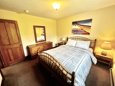 Delightful Rental with Fire Pit, Jacuzzi and Foosball Table in Vermont - Londonderry, Vermont - glamping.directory