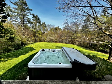Delightful Rental with Fire Pit, Jacuzzi and Foosball Table in Vermont - Londonderry, Vermont - glamping.directory