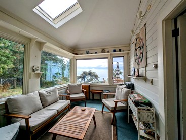 Spacious Waterfront Cottage with Private Beach and Deck, Near Acadia National Park in Hancock Point, Maine - Hancock, Maine - glamping.directory