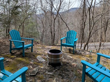 Mountain Cabin Retreat with Fire Pit, Game Room & Scenic Decks in Black Mountain, North Carolina - Black Mountain, North Carolina - glamping.directory