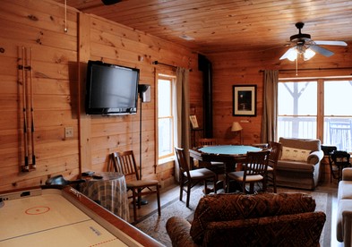 Mountain Cabin Retreat with Fire Pit, Game Room & Scenic Decks in Black Mountain, North Carolina - Black Mountain, North Carolina - glamping.directory