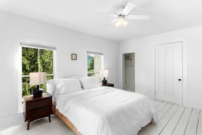 Peaceful Village Retreat Blending Rustic Charm with Modern Style in Bovina, New York - Bovina, New York - glamping.directory