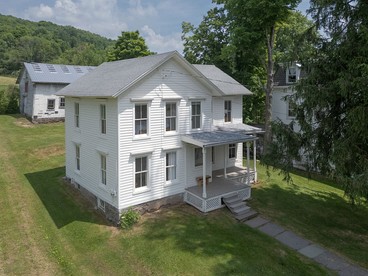 Peaceful Village Retreat Blending Rustic Charm with Modern Style in Bovina, New York - glamping.directory