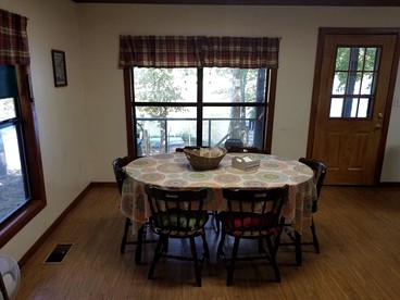 Peaceful Lakeside Weekend Getaway for Four in East Texas - Linden, Texas - glamping.directory