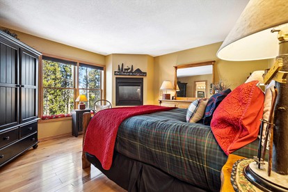 Rustic Wooden Cottage with Pool Table, Spa and Private Deck in Breckenridge, Colorado - Breckenridge, Colorado - glamping.directory