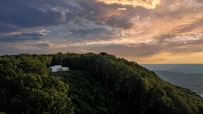 Spectacular Cabin with Home Theater and Fire Pit in Fort Payne, Alabama - Fort Payne, Alabama - glamping.directory