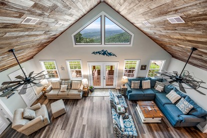 Spectacular Cabin with Home Theater and Fire Pit in Fort Payne, Alabama - Fort Payne, Alabama - glamping.directory