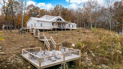 Spectacular Cabin with Home Theater and Fire Pit in Fort Payne, Alabama - Fort Payne, Alabama - glamping.directory
