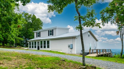 Spectacular Cabin with Home Theater and Fire Pit in Fort Payne, Alabama - Fort Payne, Alabama - glamping.directory