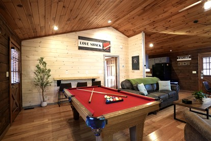 Relaxing Cabin with Hot-tub and Pool Table in Sevierville, Tennessee - Sevierville, Tennessee - glamping.directory