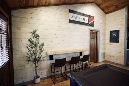 Relaxing Cabin with Hot-tub and Pool Table in Sevierville, Tennessee - Sevierville, Tennessee - glamping.directory