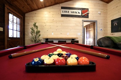 Relaxing Cabin with Hot-tub and Pool Table in Sevierville, Tennessee - Sevierville, Tennessee - glamping.directory