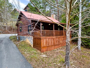 Relaxing Cabin with Hot-tub and Pool Table in Sevierville, Tennessee - glamping.directory
