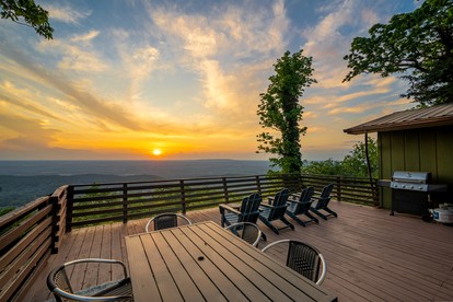 Incredible Cottage with Breathtaking Views from the Amazing Deck, the Perfect Base for Exploring the Area Around Mentone, Alabama - Mentone, Alabama - glamping.directory