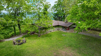 Incredible Cottage with Breathtaking Views from the Amazing Deck, the Perfect Base for Exploring the Area Around Mentone, Alabama - Mentone, Alabama - glamping.directory
