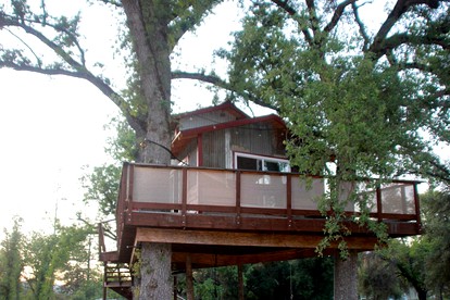 Idyllic Tree House Getaway near Yosemite National Park in Oakhurst, California - glamping.directory