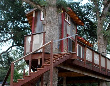 Idyllic Tree House Getaway near Yosemite National Park in Oakhurst, California - Oakhurst, California - glamping.directory