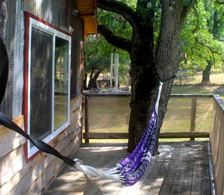 Idyllic Tree House Getaway near Yosemite National Park in Oakhurst, California - Oakhurst, California - glamping.directory