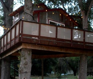 Idyllic Tree House Getaway near Yosemite National Park in Oakhurst, California - Oakhurst, California - glamping.directory