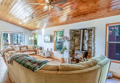 Enjoyable Cabin with Fireplace and Foosball in Twain Harte, California - Twain Harte, California - glamping.directory