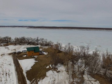 Spacious and Secluded Cabin Rental on Devils Lake in North Dakota - Devils Lake, North Dakota - glamping.directory
