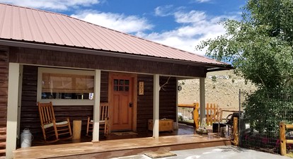 Charming Log Cabin near the Yellowstone River in Gardiner, Montana - Gardiner, Montana - glamping.directory