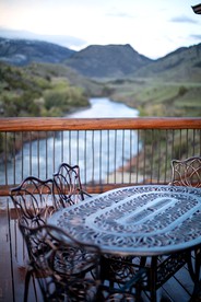 Charming Log Cabin near the Yellowstone River in Gardiner, Montana - Gardiner, Montana - glamping.directory