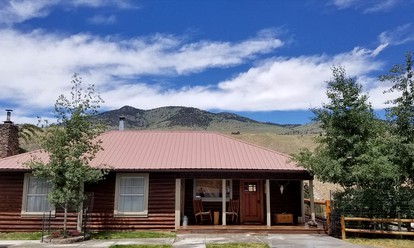 Charming Log Cabin near the Yellowstone River in Gardiner, Montana - glamping.directory