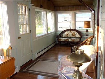 Lakefront Cottage Rental with Sunset Views on Sebasticook Lake in Maine - Newport, Maine - glamping.directory