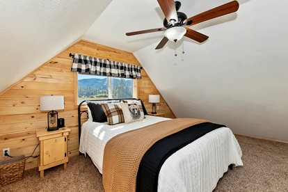 Unwind with a View: Cabin Overlooking the Slopes in Big Bear Lake, California - Big Bear Lake, California - glamping.directory