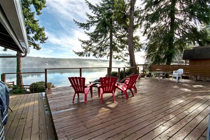 Amazing Sunrise at Coastal Luxury Cabin Rental on Herron Island with Fire Pit and Paddle Boarding near Olympia, Washington - Lakebay, Washington - glamping.directory