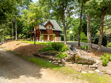 Delightful Cabin Rental with Mountain Views near Chattahoochee National Forest, Georgia - Blue Ridge, Georgia - glamping.directory