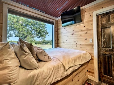 Cozy Cabin Rental Ideal for a Couple's Retreat in Texas - May, Texas - glamping.directory